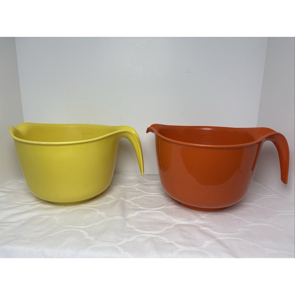 2 Rubbermaid Measuring Cups Orange Yellow Pour Spout Vintage 12 Cups 3 Quarts
